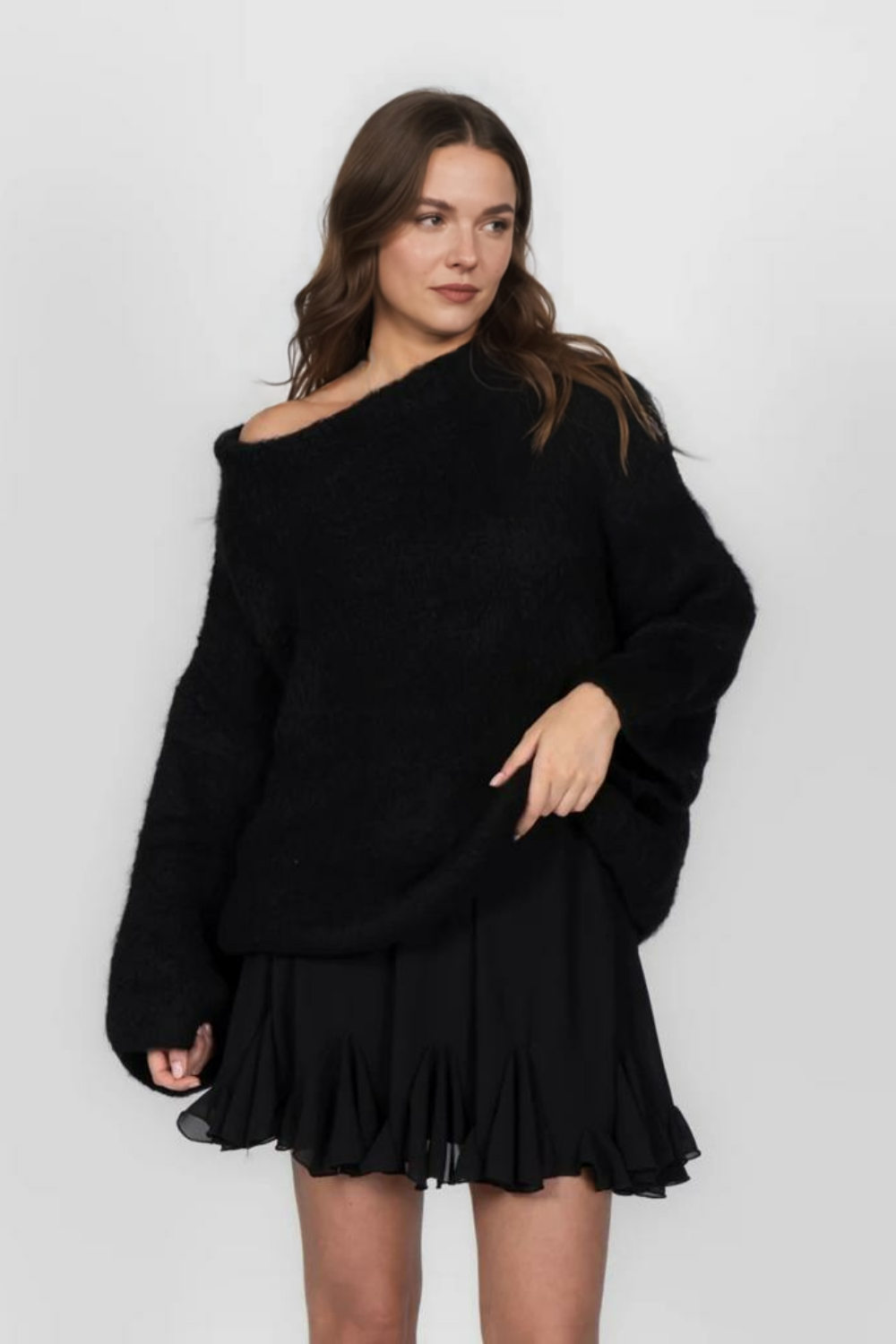 Īpaši mīksts adījums ar atkailinātiem pleciem