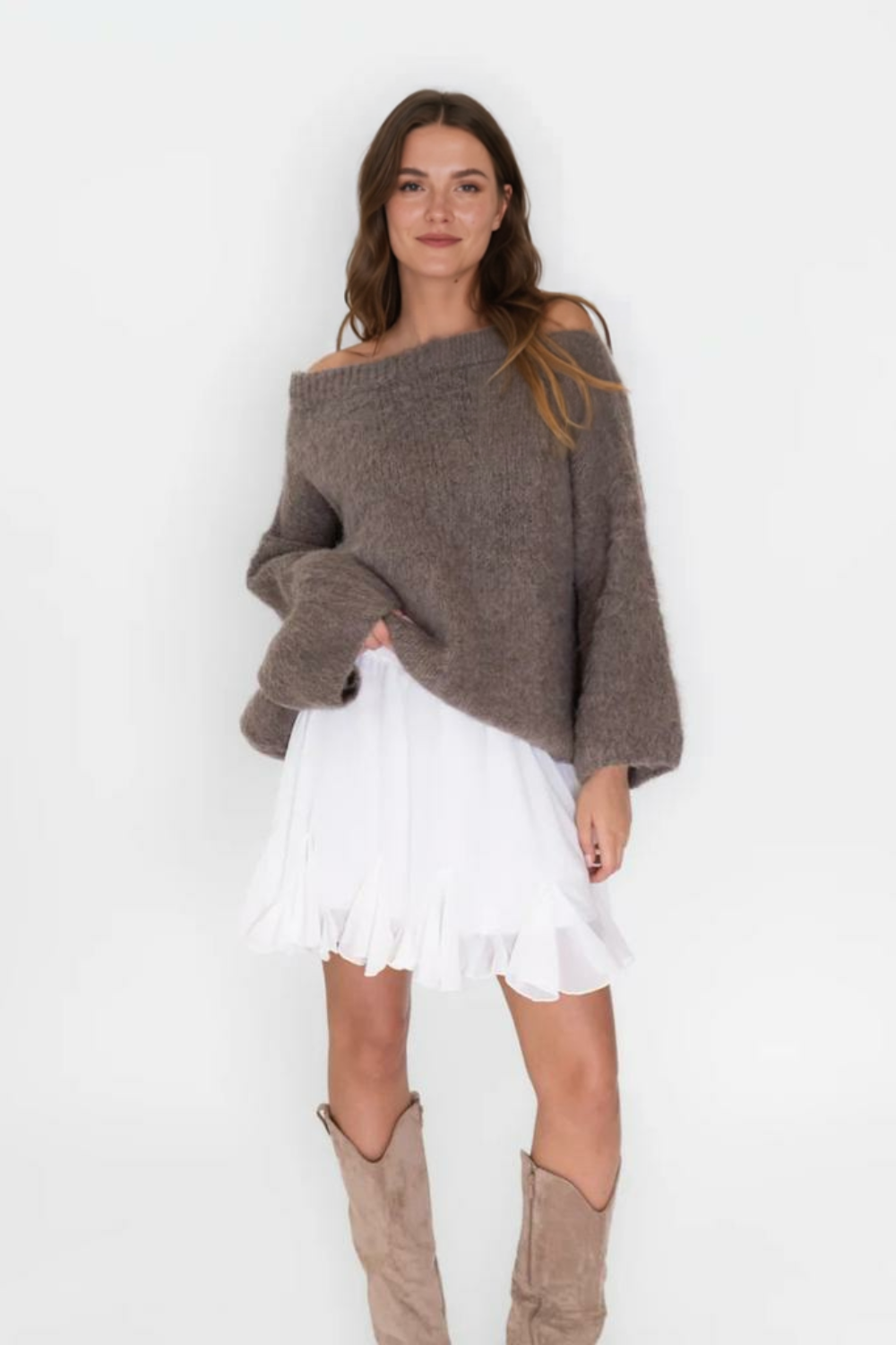 Īpaši mīksts adījums ar atkailinātiem pleciem