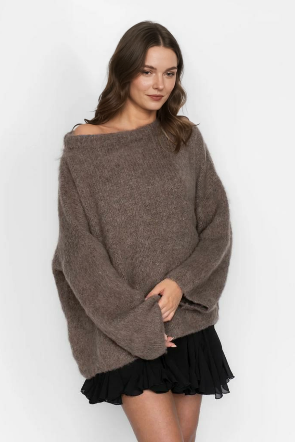 Īpaši mīksts adījums ar atkailinātiem pleciem