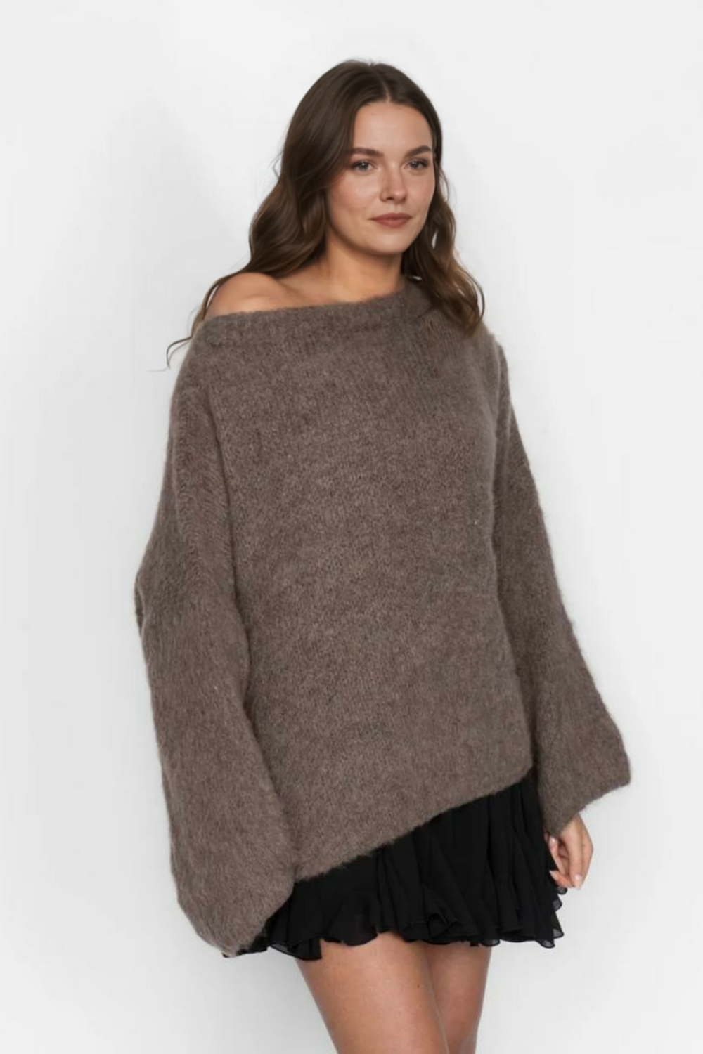 Īpaši mīksts adījums ar atkailinātiem pleciem