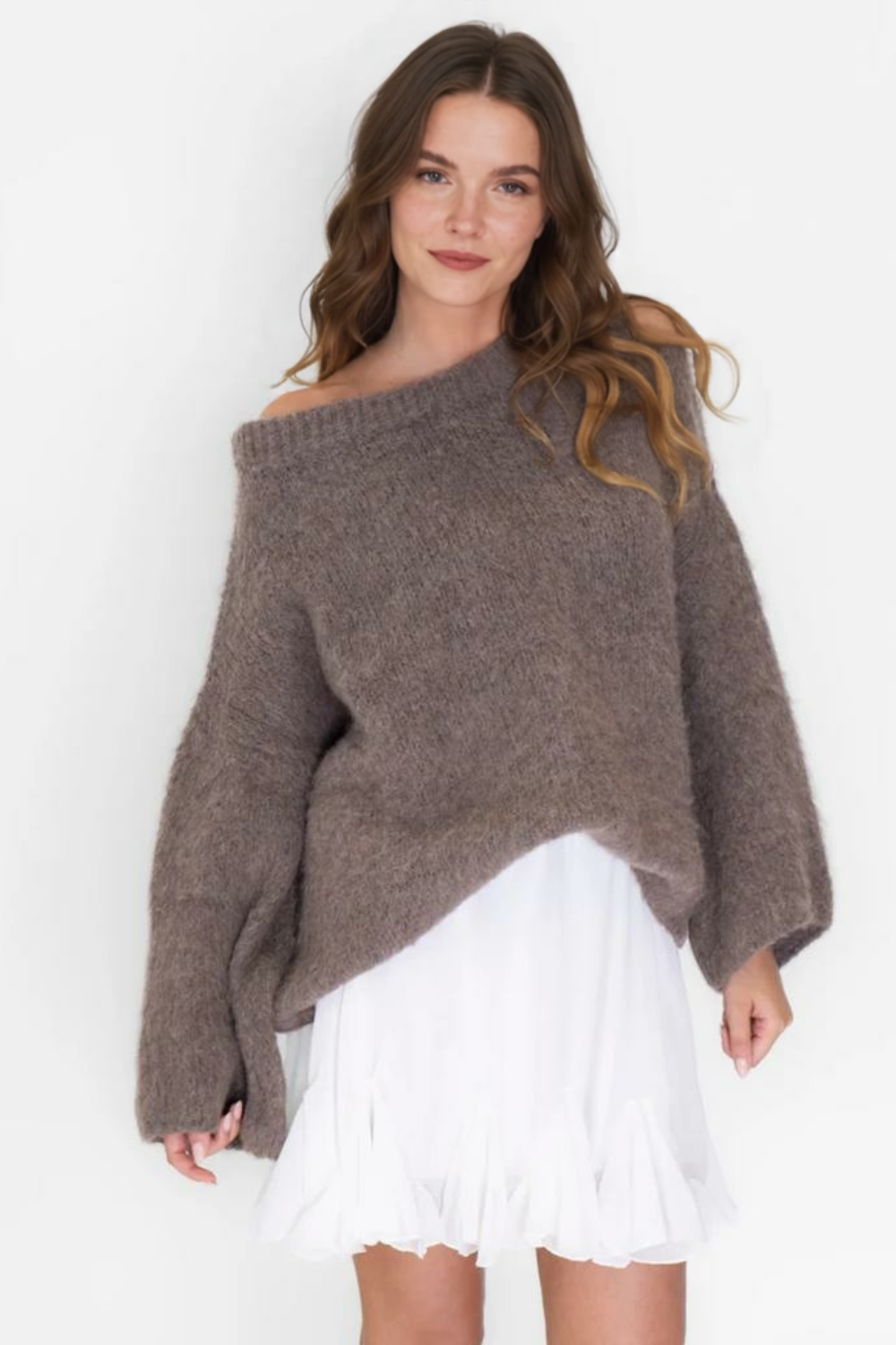 Īpaši mīksts adījums ar atkailinātiem pleciem