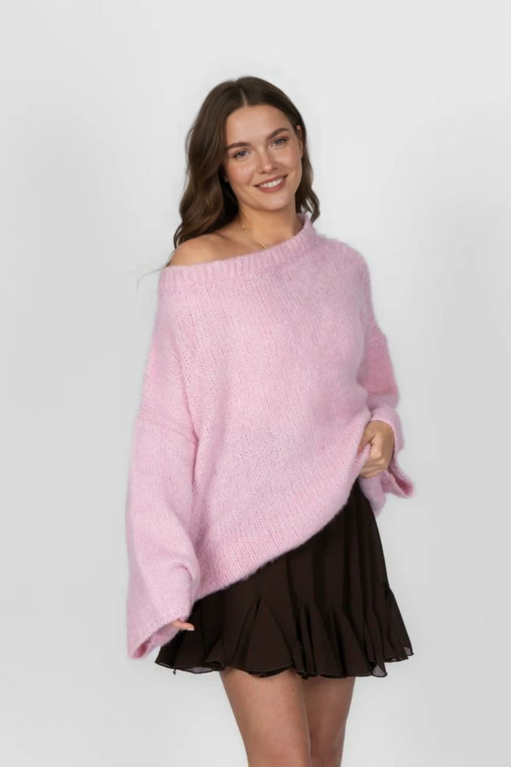 Īpaši mīksts adījums ar atkailinātiem pleciem