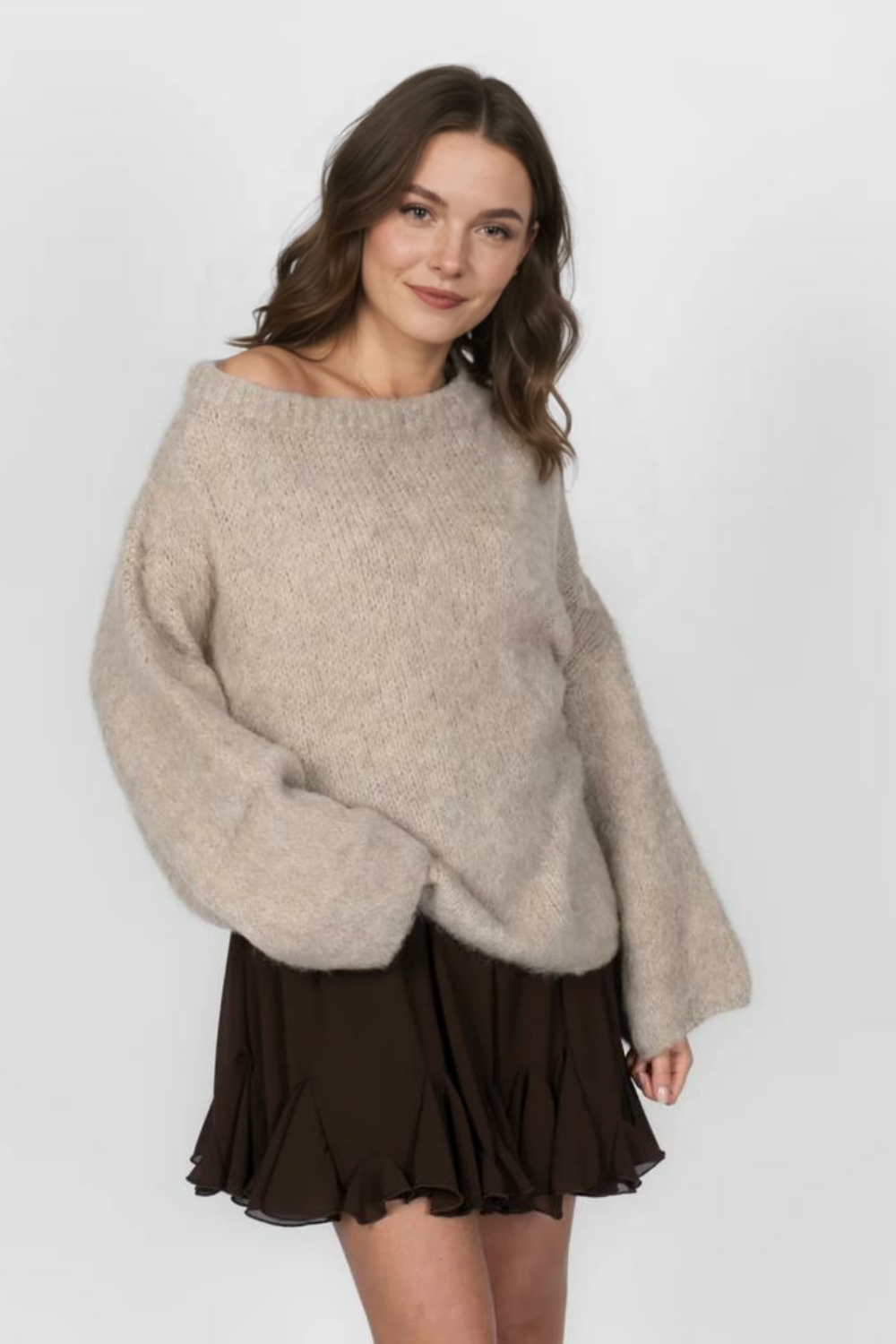 Īpaši mīksts adījums ar atkailinātiem pleciem