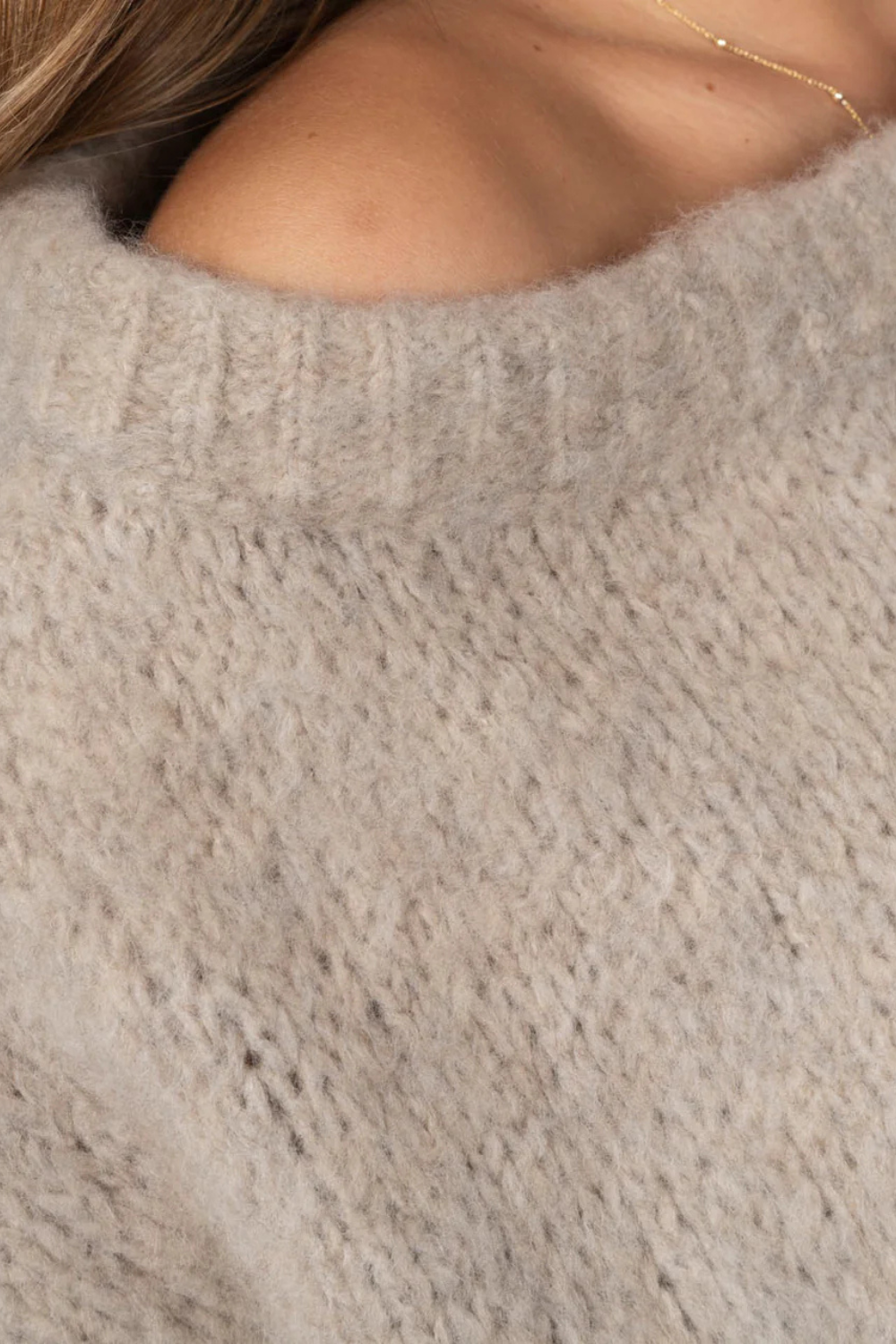 Īpaši mīksts adījums ar atkailinātiem pleciem