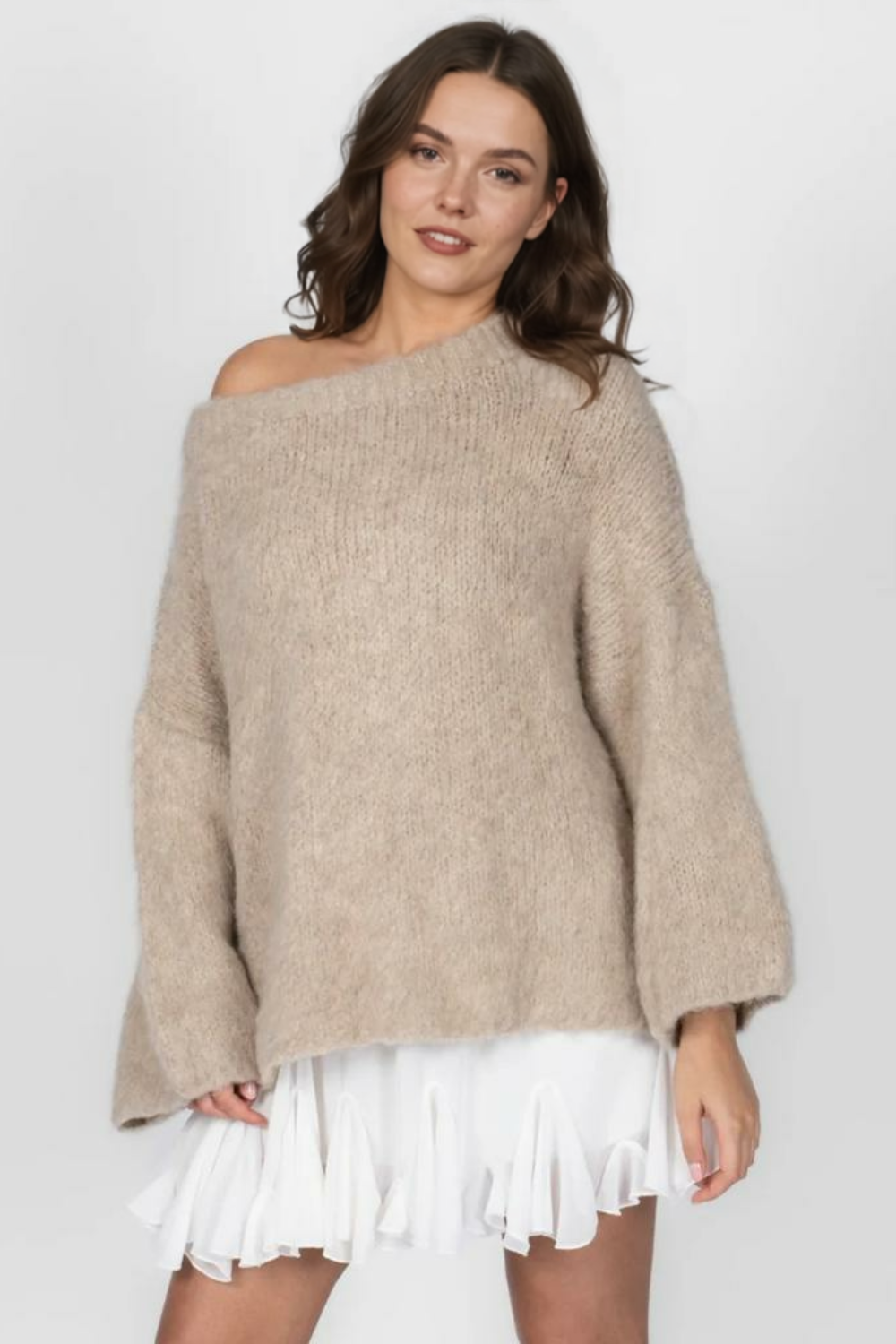 Īpaši mīksts adījums ar atkailinātiem pleciem