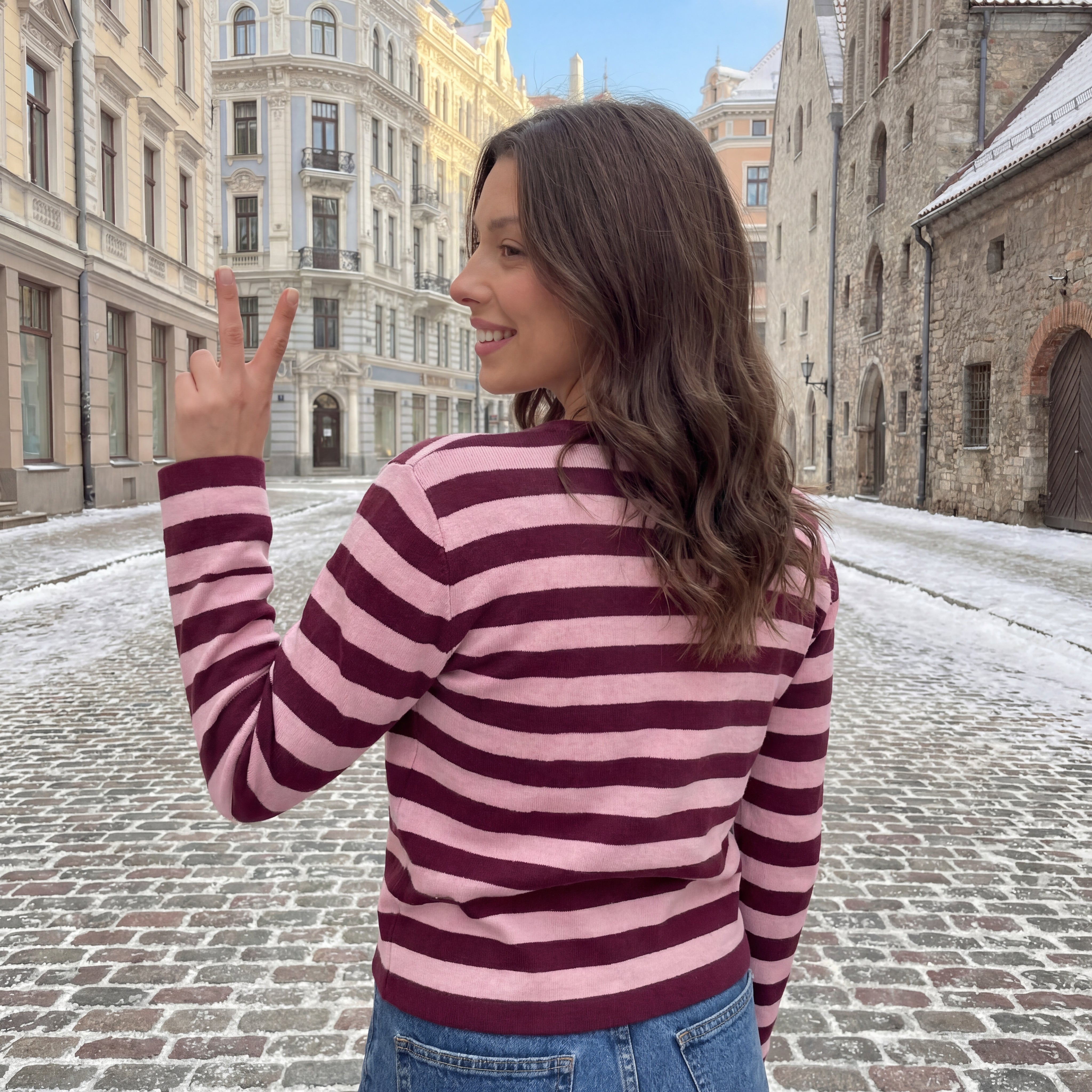 Svītrains tops ar dekoratīvu pogu