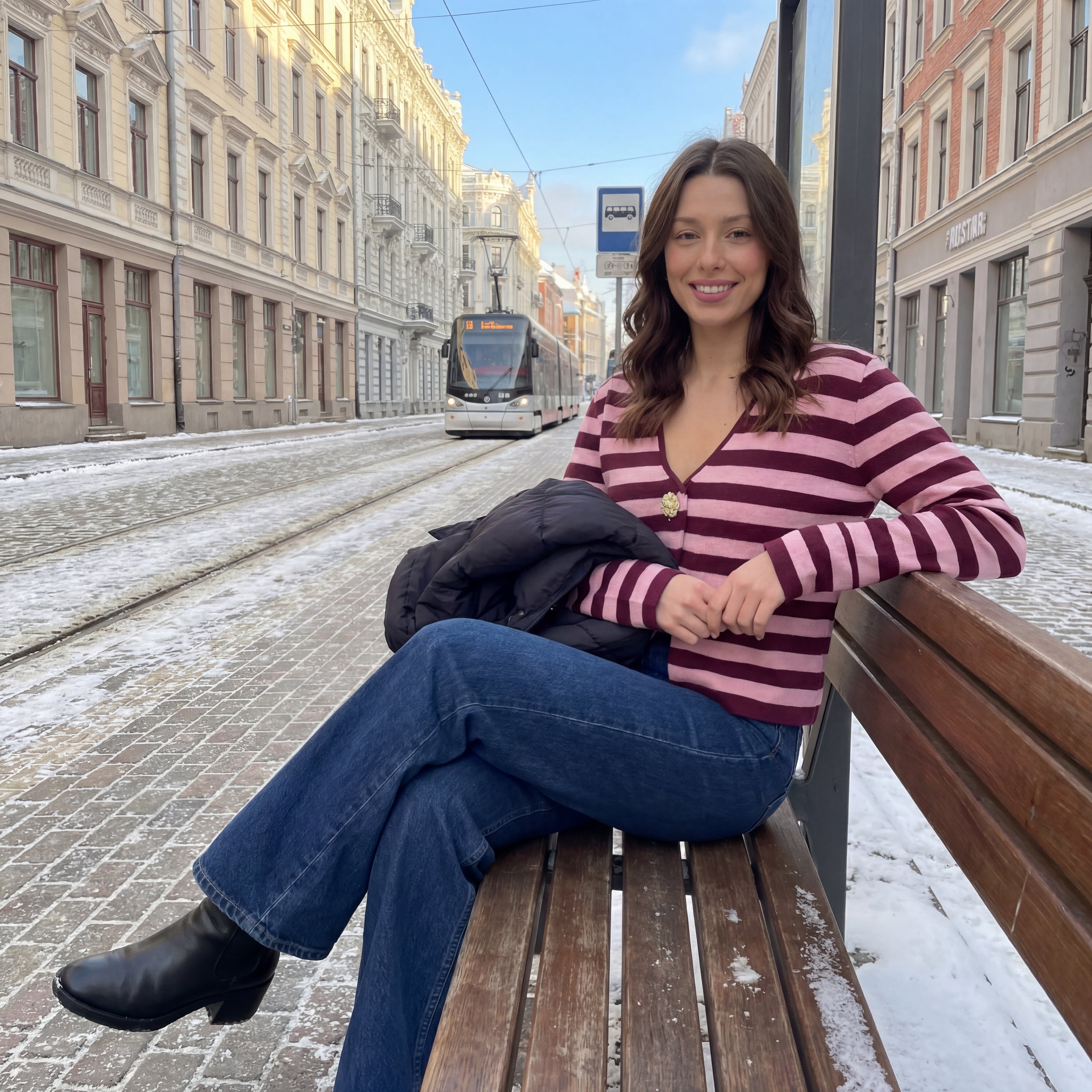 Svītrains tops ar dekoratīvu pogu