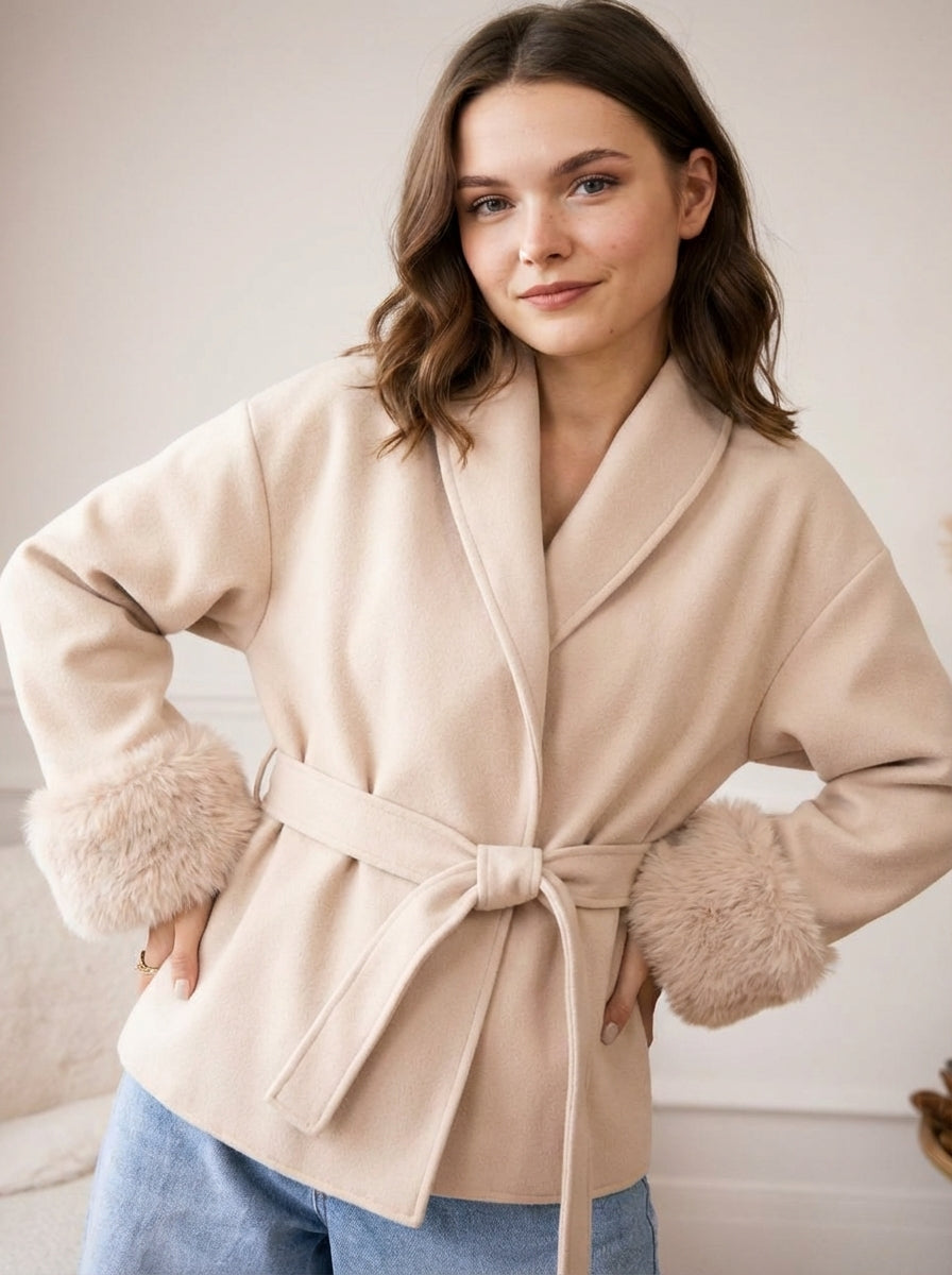 Īss mētelis ar kažokādas aprocēm