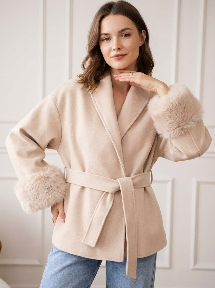 Īss mētelis ar kažokādas aprocēm