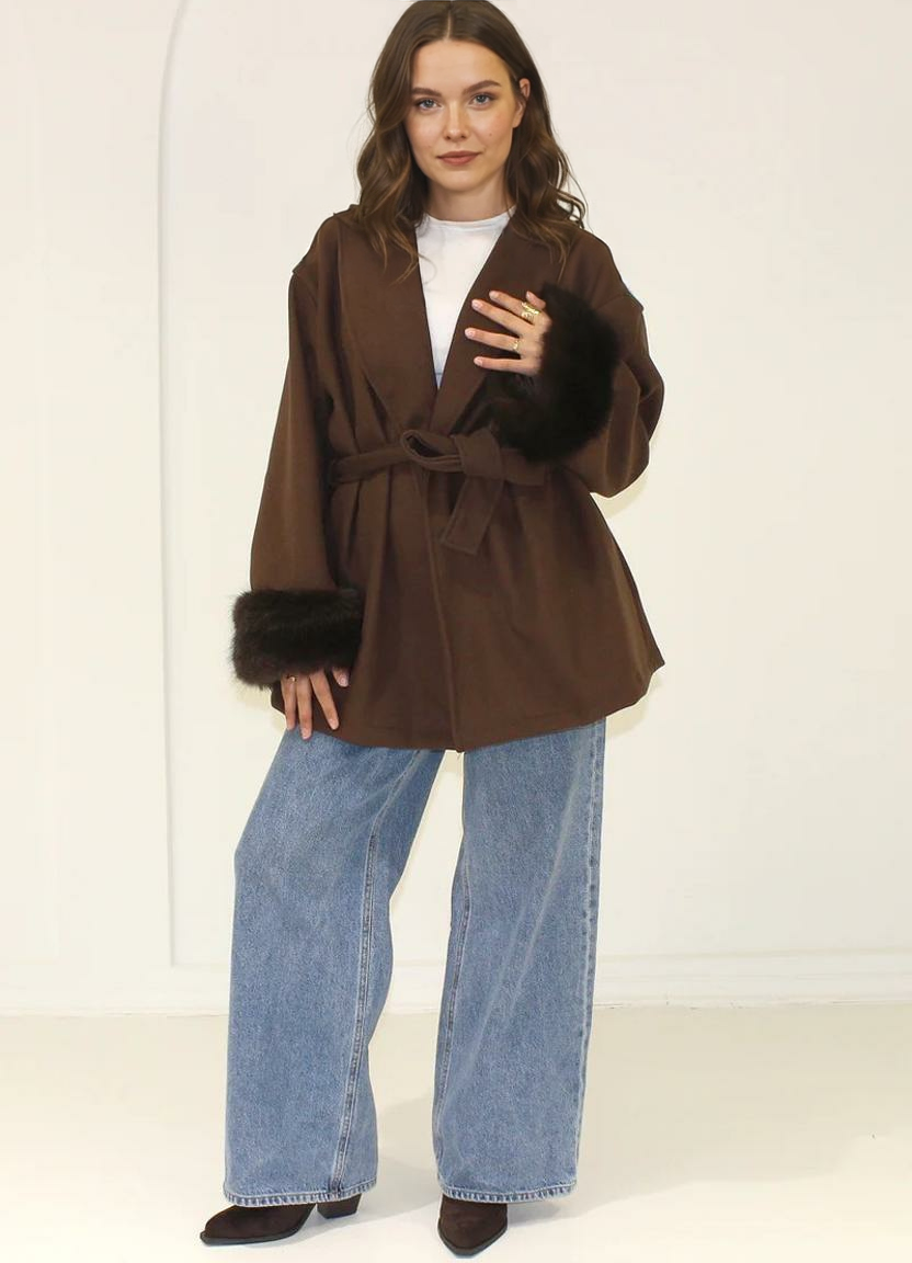 Īss mētelis ar kažokādas aprocēm