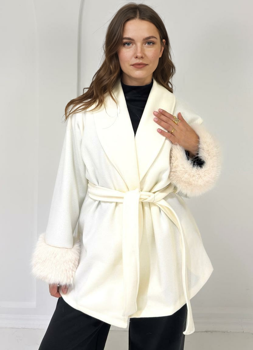 Īss mētelis ar kažokādas aprocēm