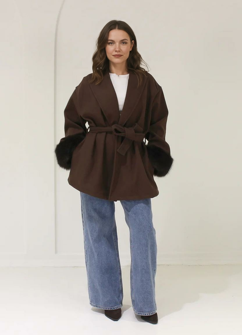 Īss mētelis ar kažokādas aprocēm