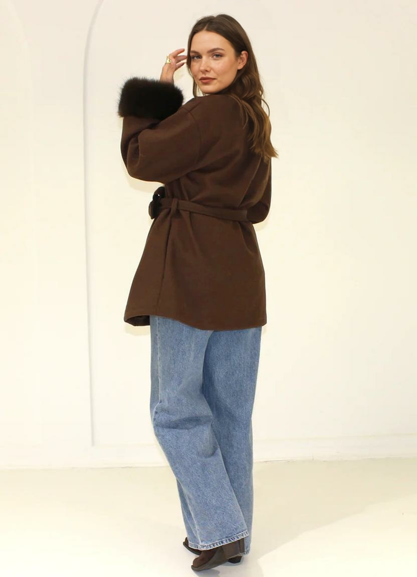 Īss mētelis ar kažokādas aprocēm