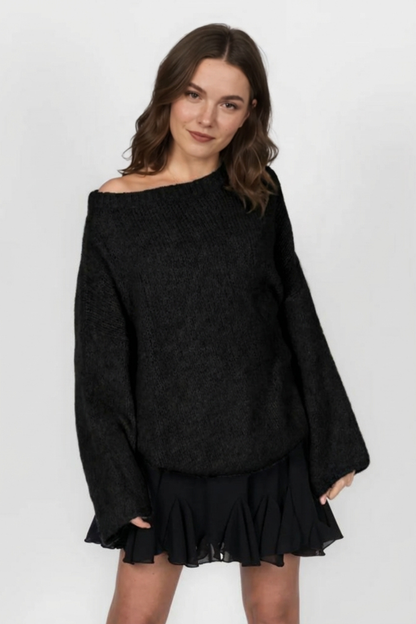 Īpaši mīksts adījums ar atkailinātiem pleciem