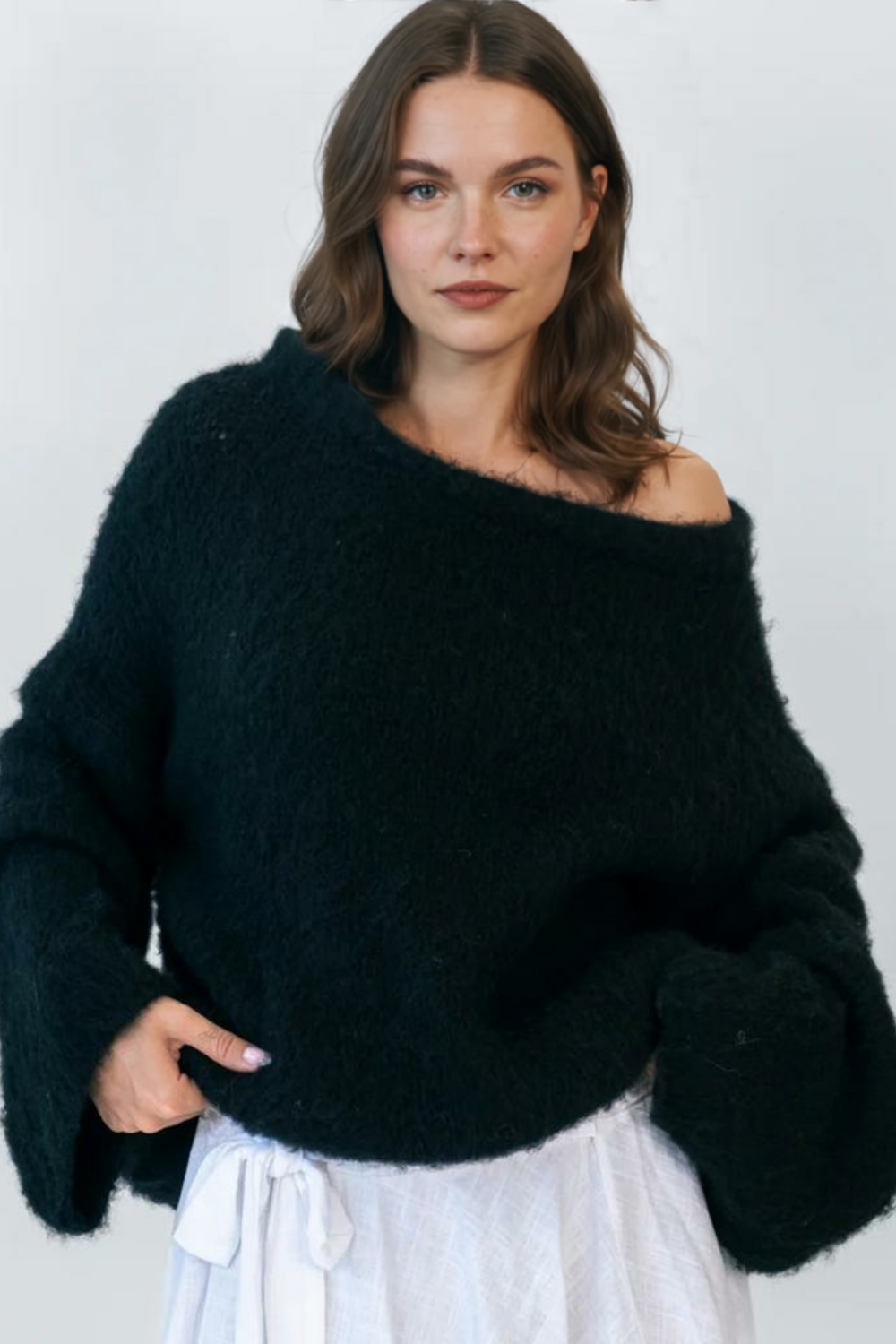 Īpaši mīksts adījums ar atkailinātiem pleciem