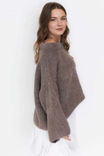 Īpaši mīksts adījums ar atkailinātiem pleciem