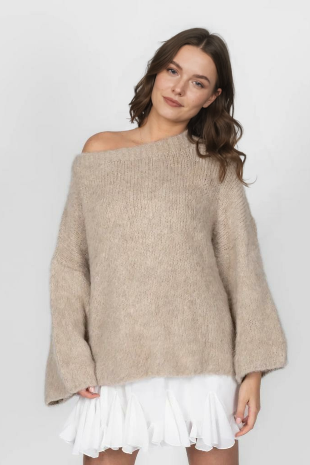 Īpaši mīksts adījums ar atkailinātiem pleciem