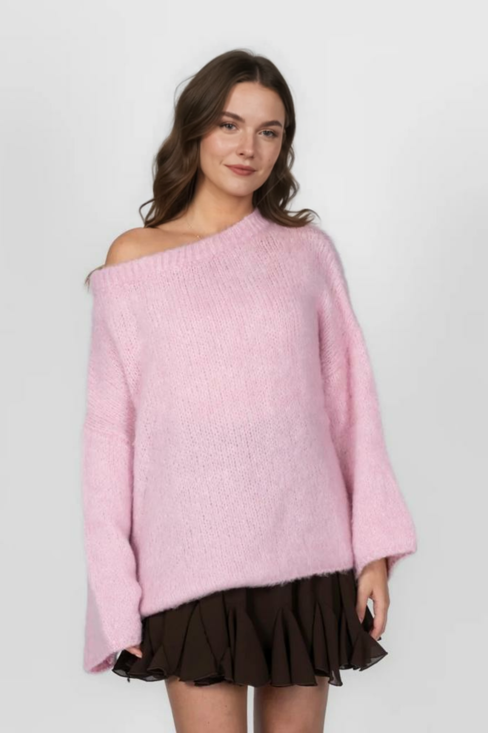 Īpaši mīksts adījums ar atkailinātiem pleciem