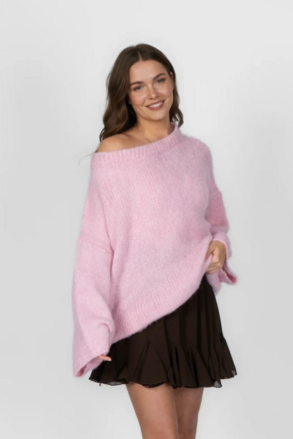 Īpaši mīksts adījums ar atkailinātiem pleciem