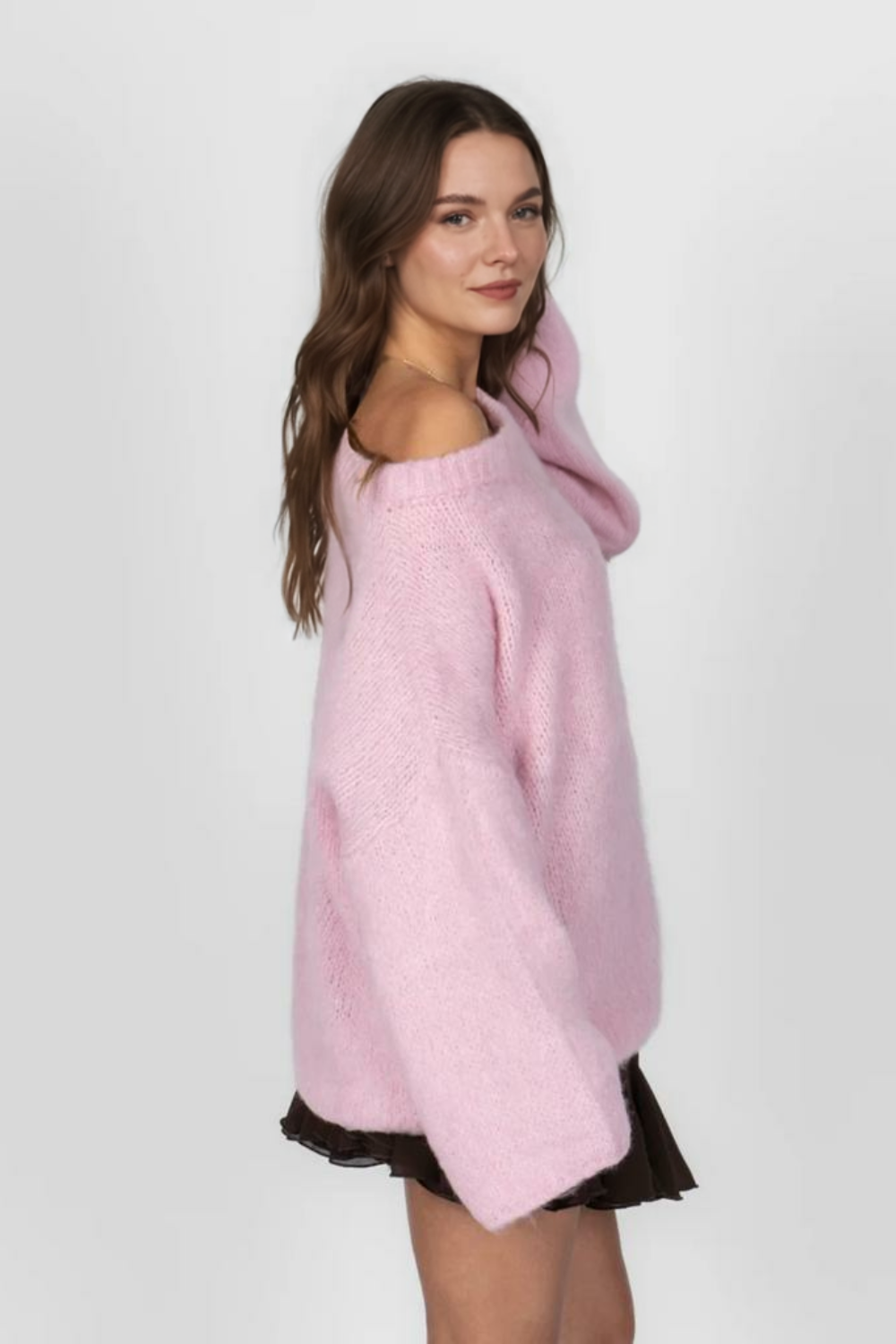 Īpaši mīksts adījums ar atkailinātiem pleciem