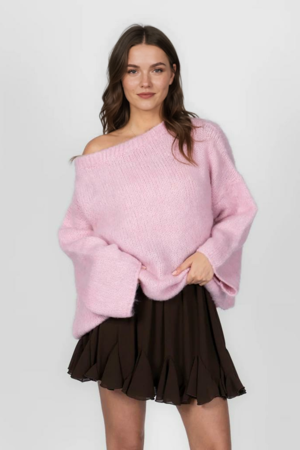 Īpaši mīksts adījums ar atkailinātiem pleciem