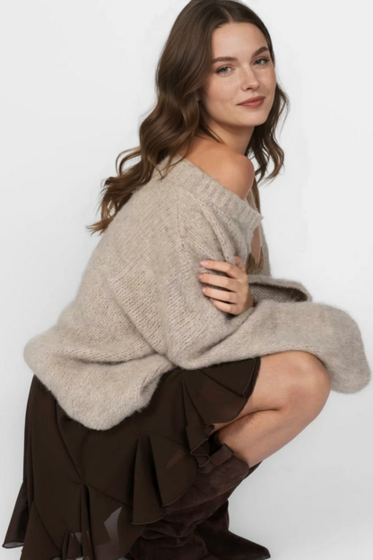 Īpaši mīksts adījums ar atkailinātiem pleciem