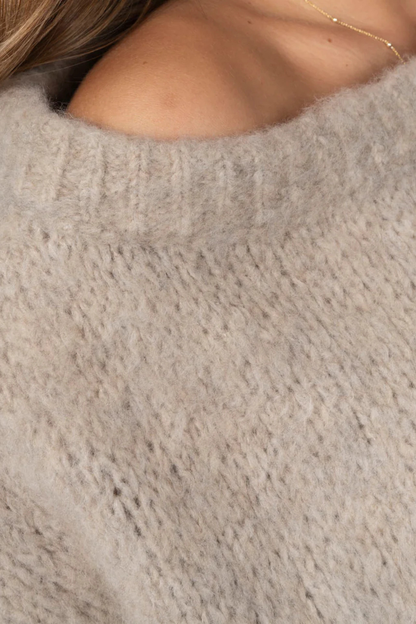 Īpaši mīksts adījums ar atkailinātiem pleciem