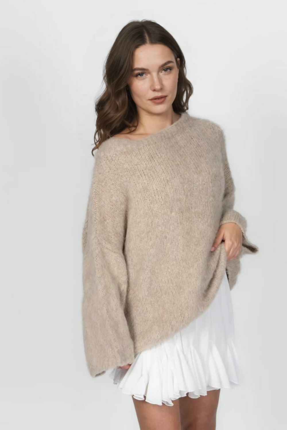 Īpaši mīksts adījums ar atkailinātiem pleciem