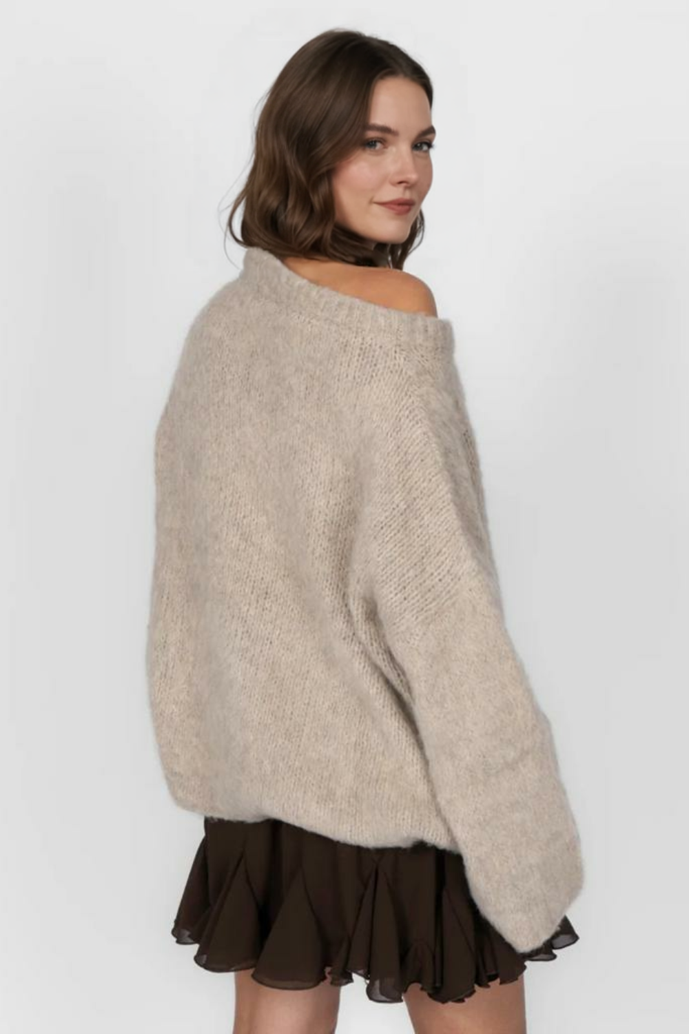 Īpaši mīksts adījums ar atkailinātiem pleciem