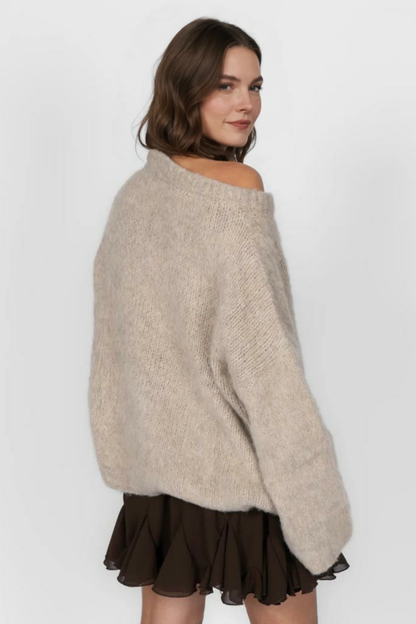 Īpaši mīksts adījums ar atkailinātiem pleciem