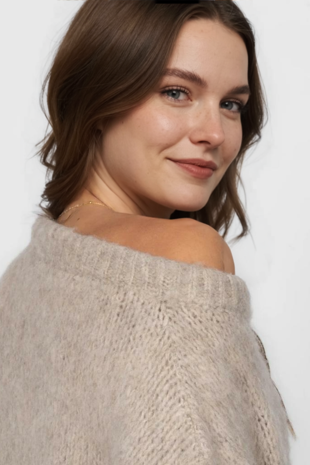 Īpaši mīksts adījums ar atkailinātiem pleciem