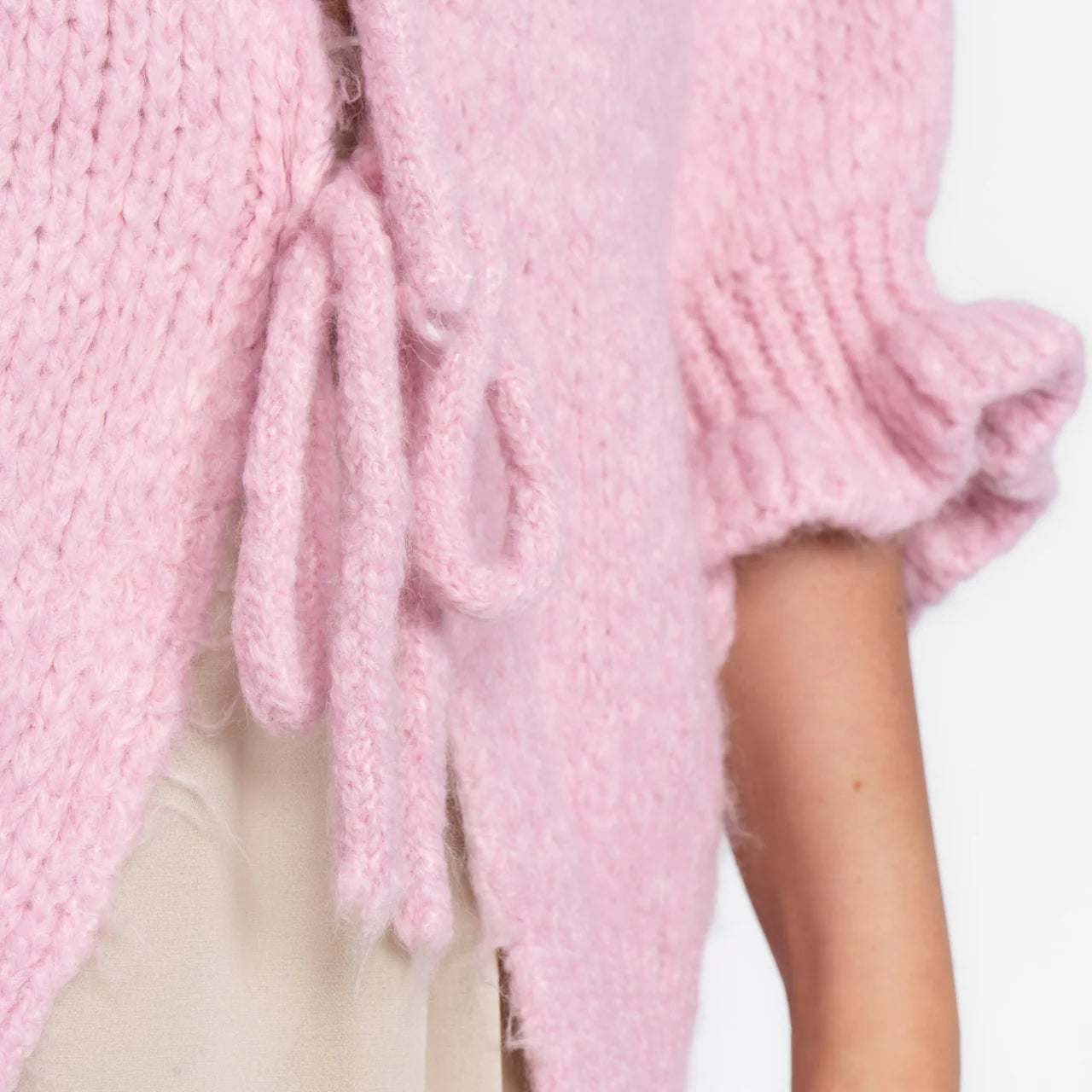 Liela izmēra tulpju kardigans ar bantītēm