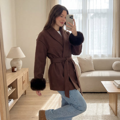 Īss mētelis ar kažokādas aprocēm