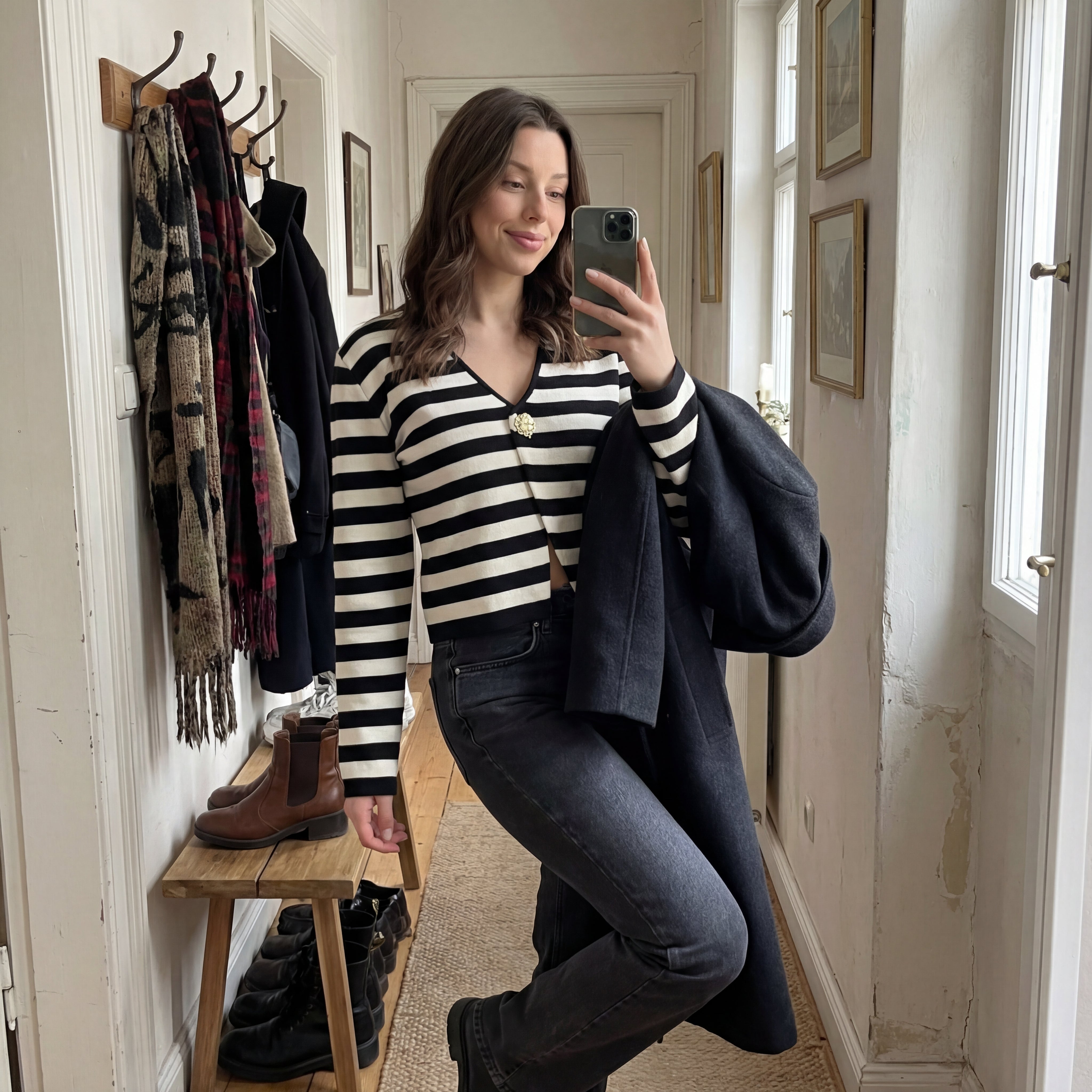 Svītrains tops ar dekoratīvu pogu