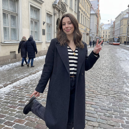 Svītrains tops ar dekoratīvu pogu