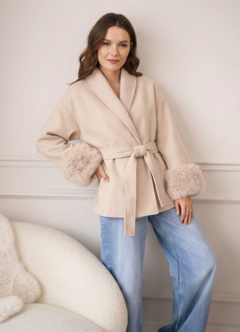 Īss mētelis ar kažokādas aprocēm