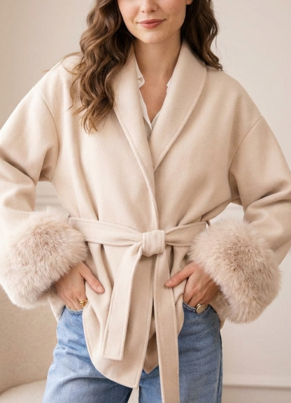 Īss mētelis ar kažokādas aprocēm