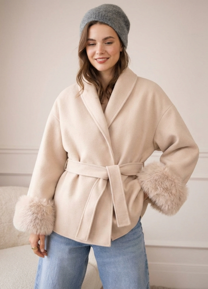 Īss mētelis ar kažokādas aprocēm