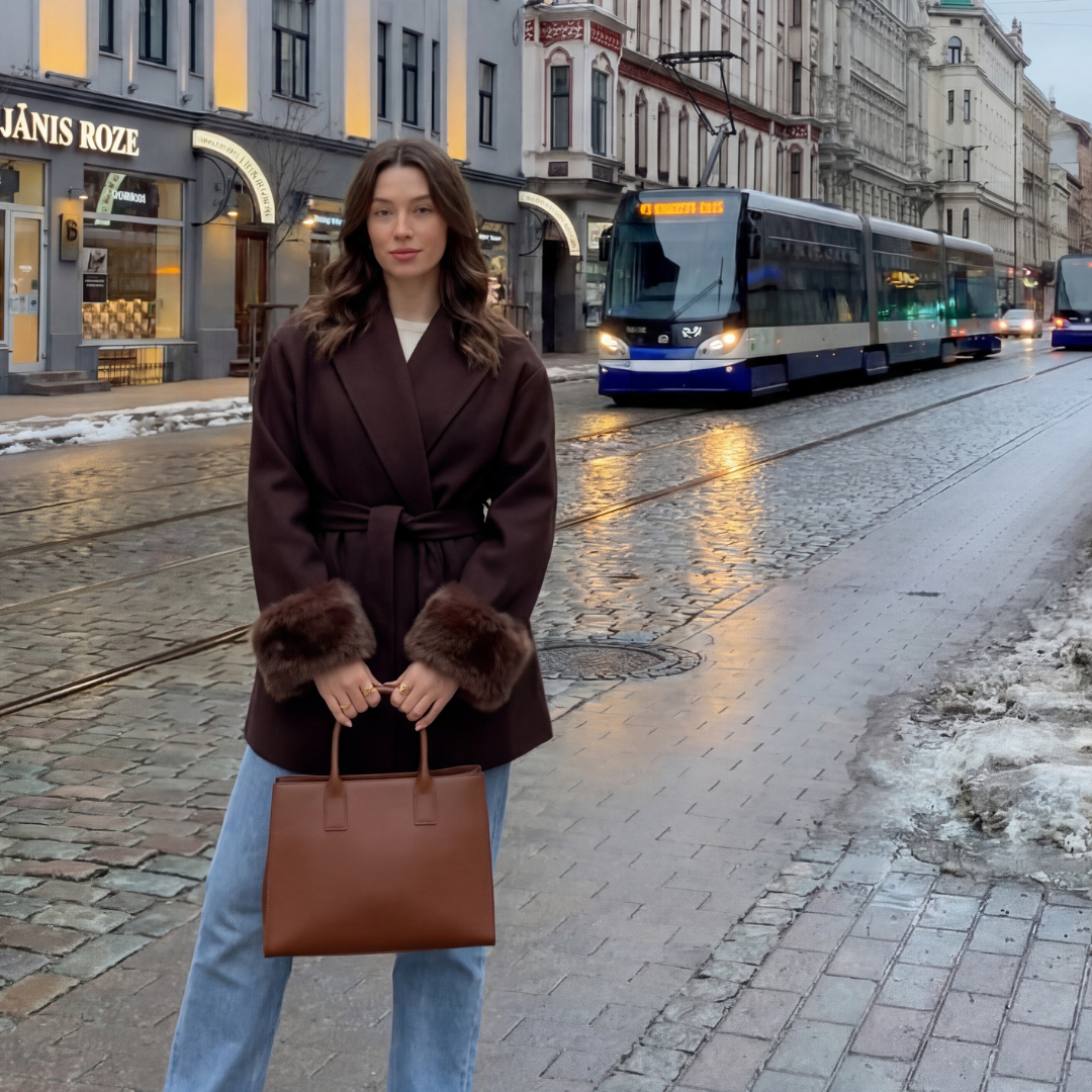 Īss mētelis ar kažokādas aprocēm