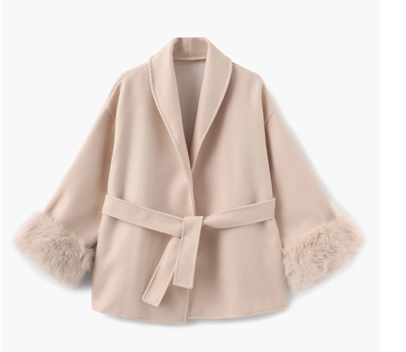 Īss mētelis ar kažokādas aprocēm