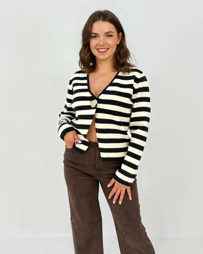 Svītrains tops ar dekoratīvu pogu