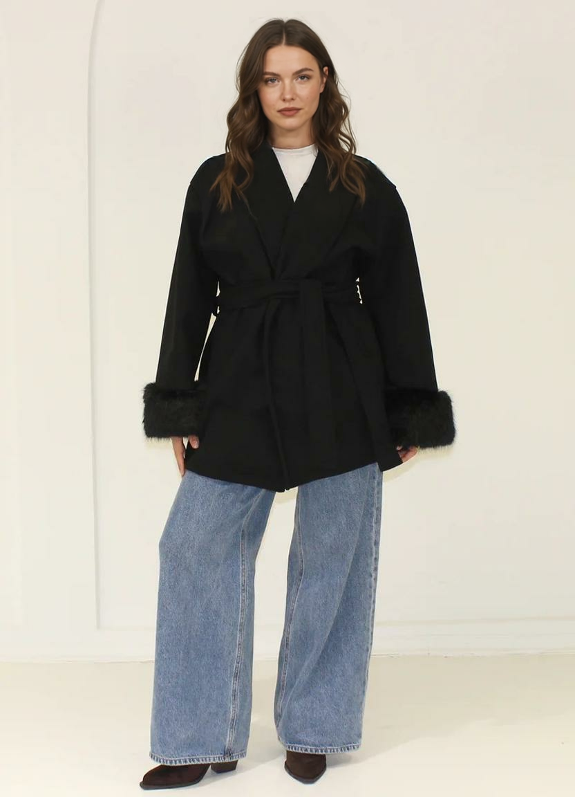 Īss mētelis ar kažokādas aprocēm