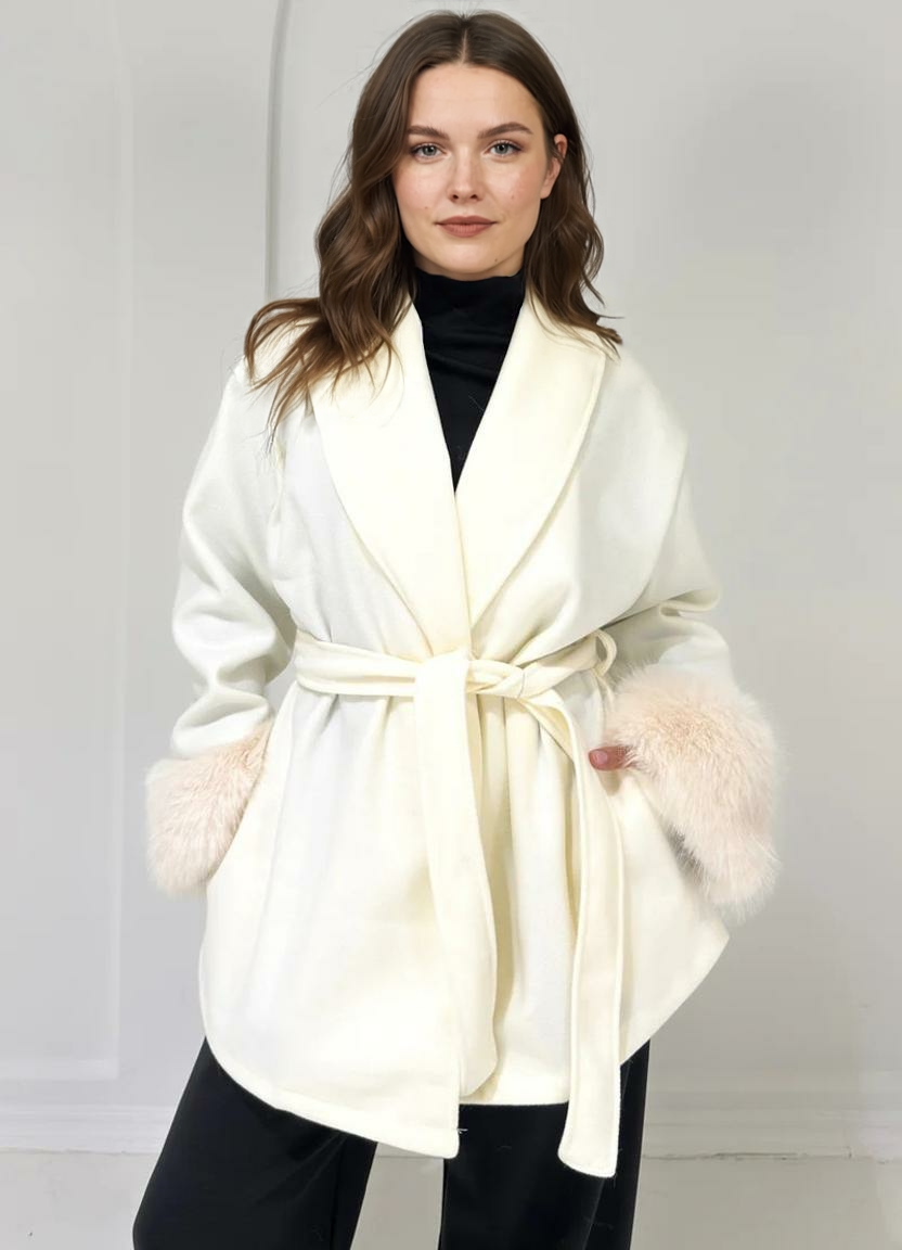 Īss mētelis ar kažokādas aprocēm