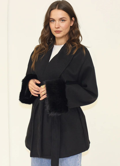 Īss mētelis ar kažokādas aprocēm