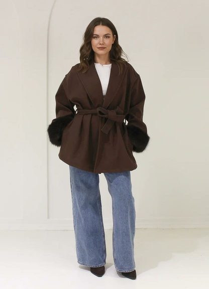 Īss mētelis ar kažokādas aprocēm