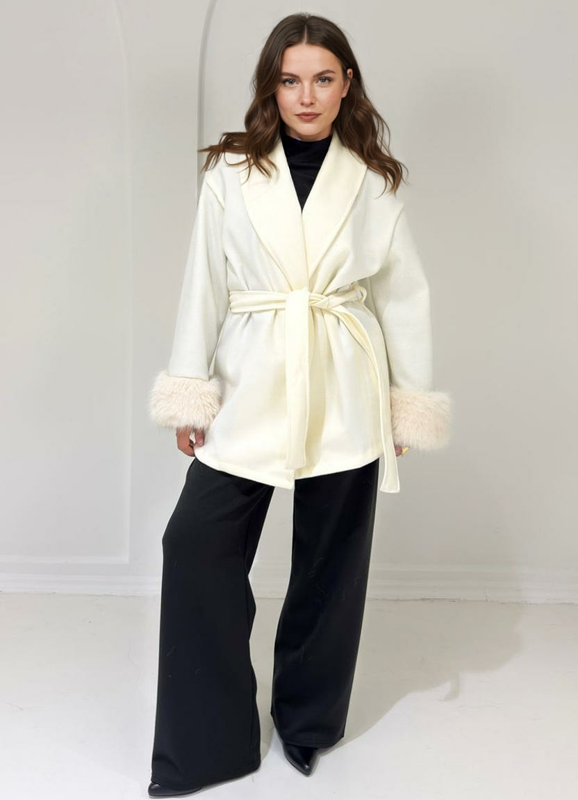 Īss mētelis ar kažokādas aprocēm