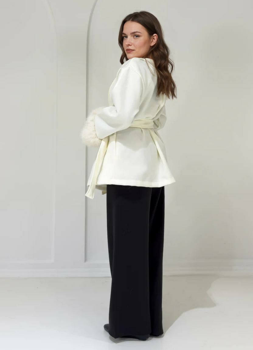 Īss mētelis ar kažokādas aprocēm