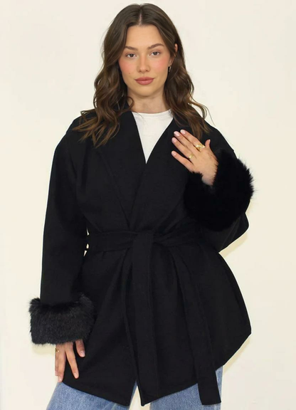 Īss mētelis ar kažokādas aprocēm