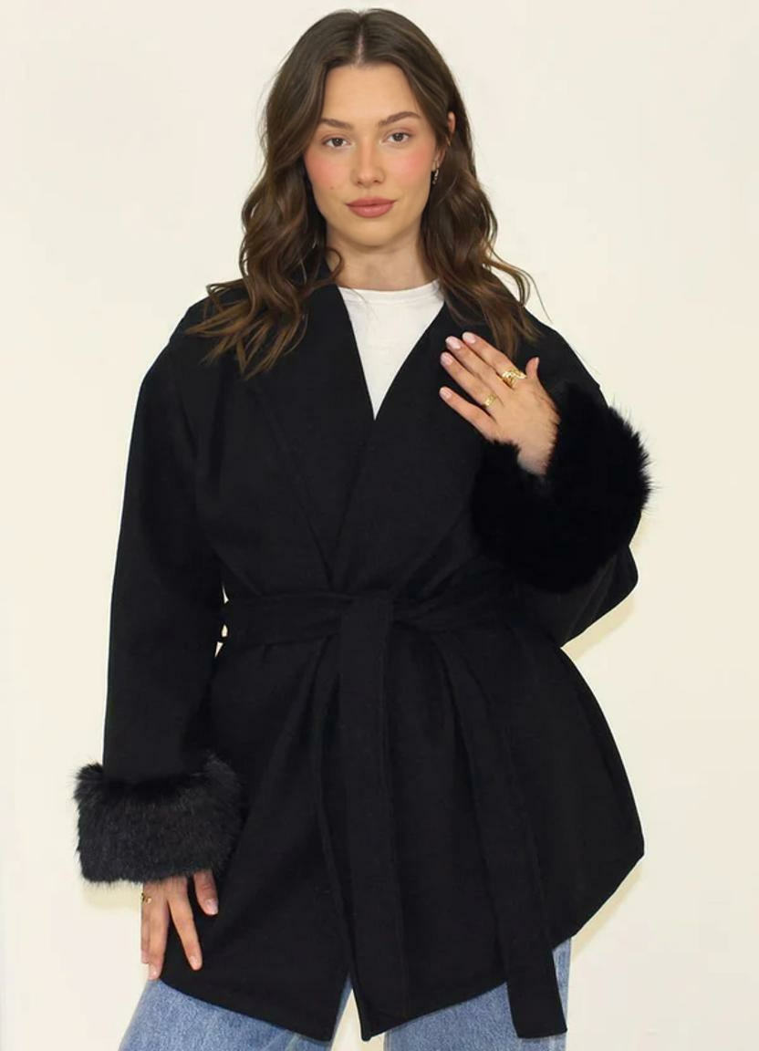 Īss mētelis ar kažokādas aprocēm