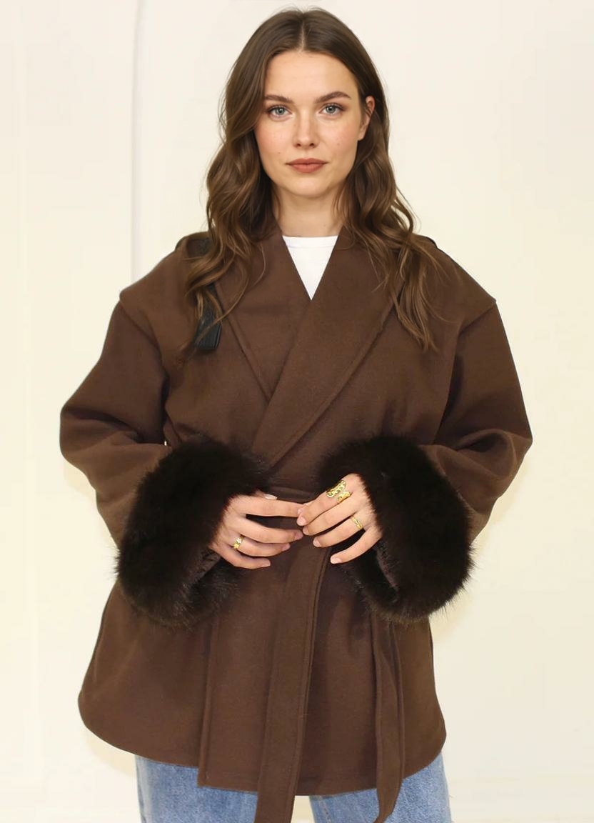 Īss mētelis ar kažokādas aprocēm